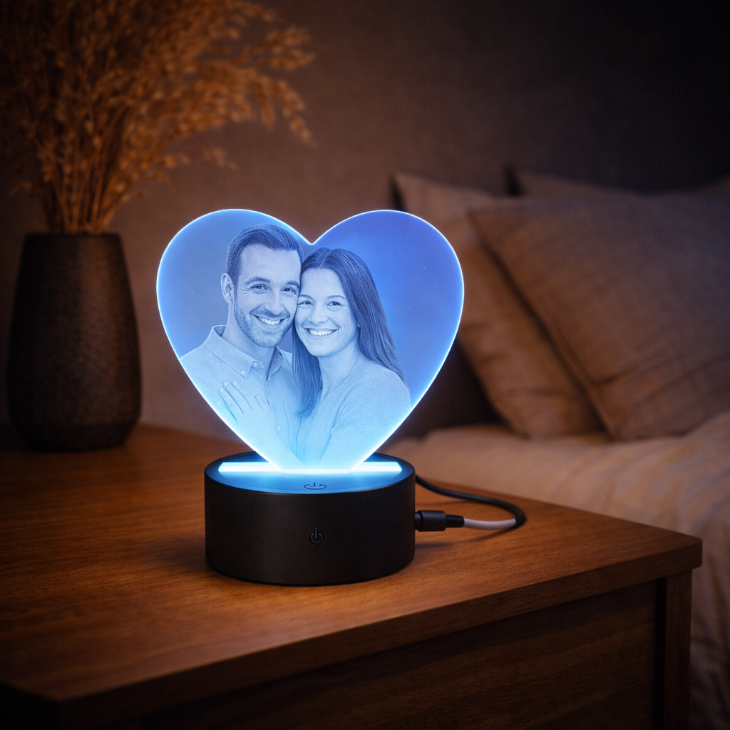 Cadre photo LED cœur personnalisé en situation dans une chambre adulte